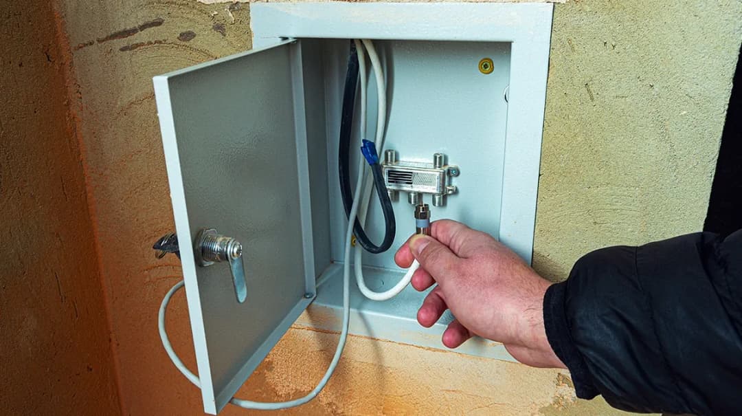 Jak podłączyć kabel antenowy do gniazdka, aby uniknąć złego sygnału