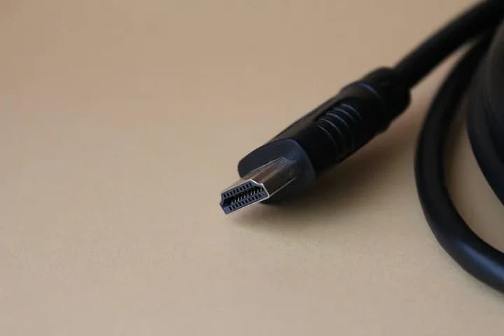 Jak połączyć dwa laptopy kablem HDMI i uniknąć problemów z sygnałem